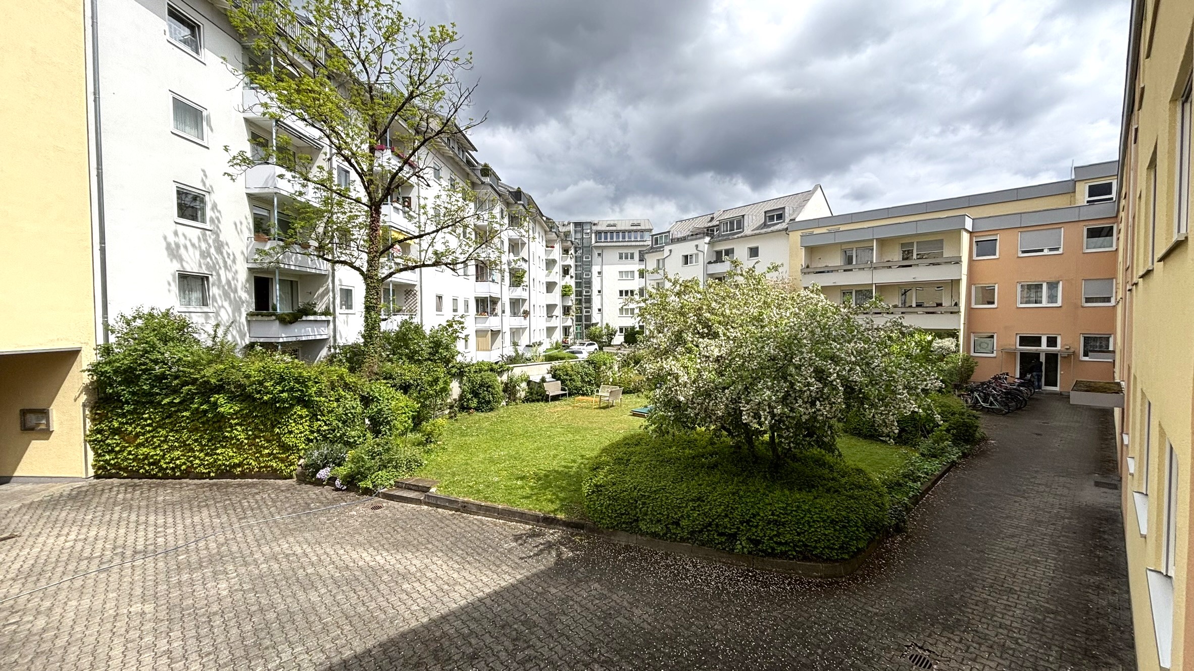 Sonnige Dachgeschosswohnung mit großer Westloggia in M-Obergiesing Bild 3